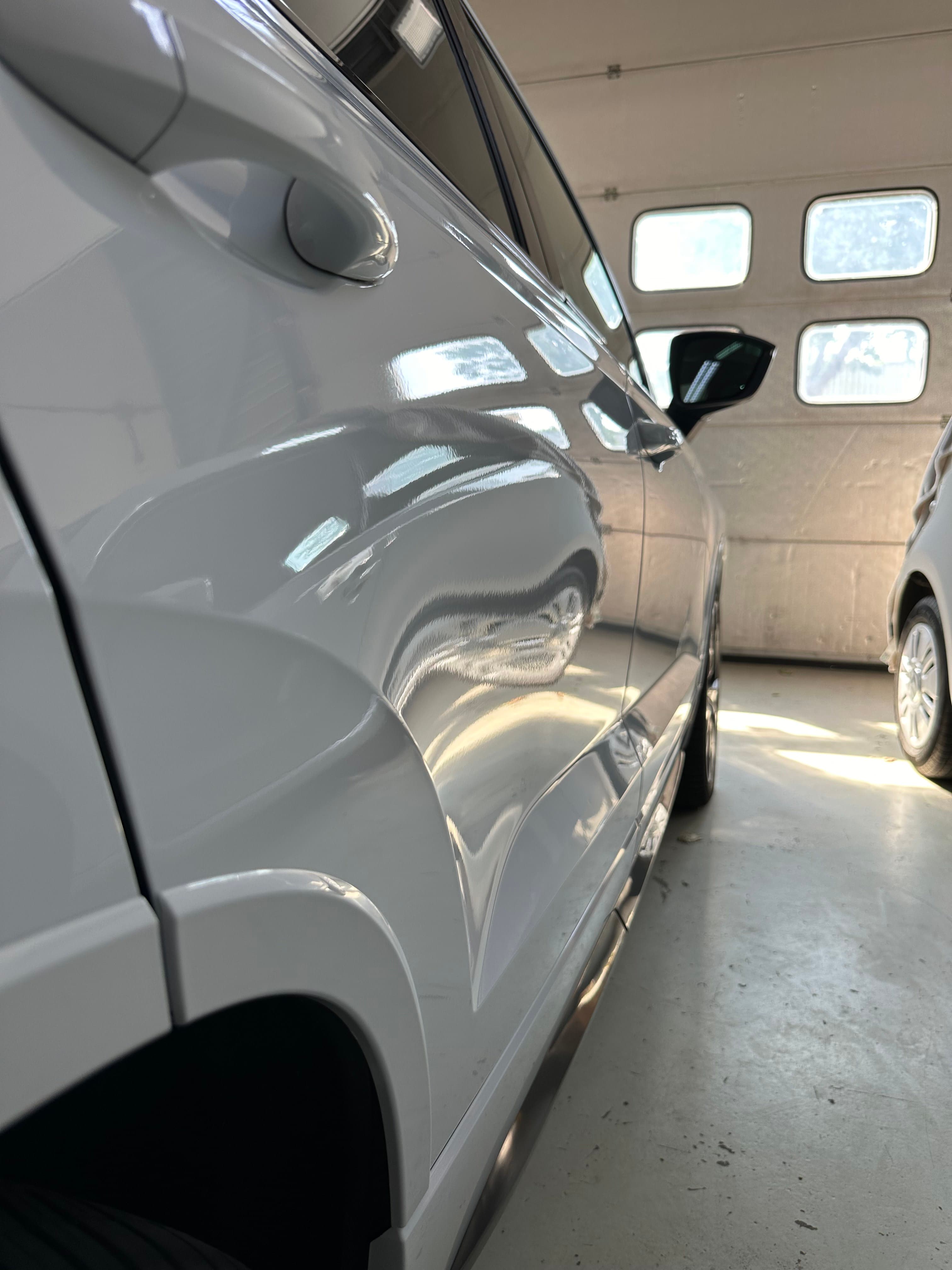 Witte auto met glanzende lak na professionele detailing