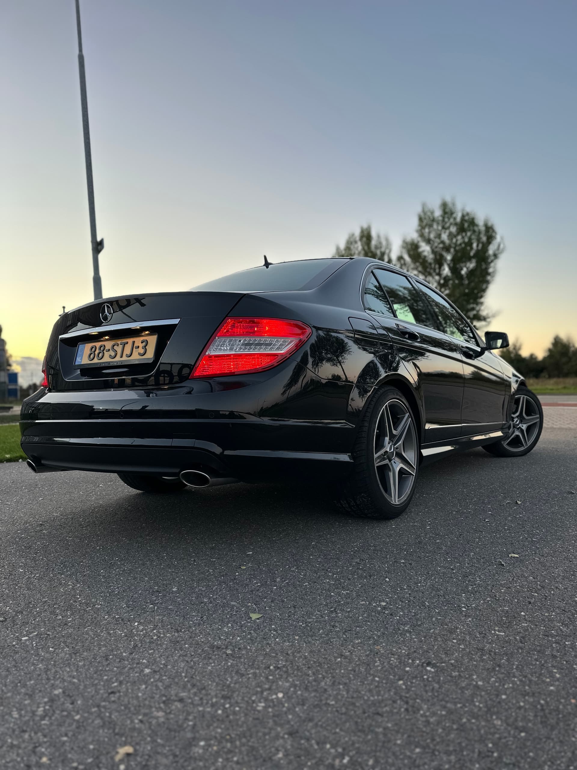 Zwarte Mercedes als voorbeeld van uitgevoerd poetswerk